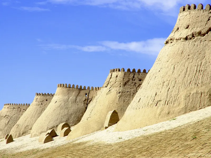 Die Zitadellen der Festung Ark, die wir auf unserer Marco Polo Rundreise durch Usbekistan sehen, sind aus Lehm gebaut. Das funktioniert nur im trockenen heißen Wüstenklima Usbekistans.