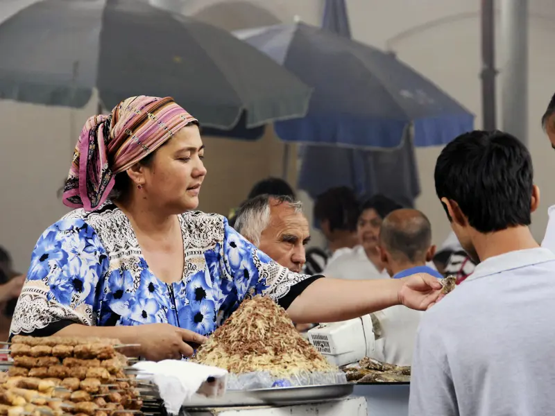 Auf unserer Marco Polo Reise erleben wir den usbekischen Alltag auf dem Basar von Taschkent, wo man frische Leckereien wie Fleischspieße, Brot und Nüsse probieren kann.