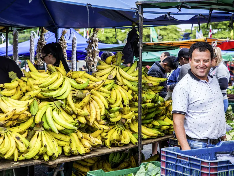 Obststände in Costa Rica sorgen für Erfrischung und reichlich Vitamine auf unserer Rundreise mit Marco Polo.