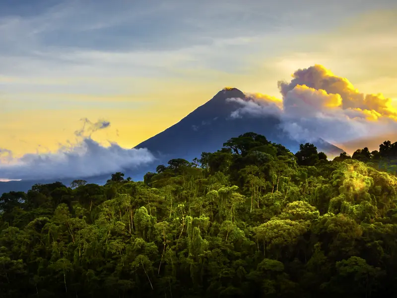 Auf dieser Rundreise mit Marco Polo durch Costa Rica unternehmen Sie eine Wanderung am Vulkan Arenal und übernachten an seinem Fuß.