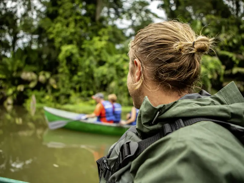 Auf unserer Marco Polo Reise durch Costa Rica ist Entdeckergeist gefragt! Bei einer Bootsfahrt auf dem Río Frío im Cano-Negro-Wildreservat erspähen wir mit inzwischen geübtem Blick für die Wunder der Natur Brüllaffen, Kaimane, Papageien & Co.