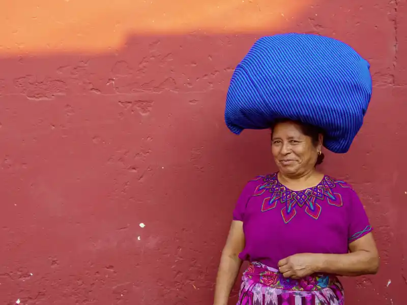 Ein Besuch des Markts von Chichicastenango darf auf Ihrer Reise durch Guatemala und El Salvador nicht fehlen. Alles leuchtet hier farbenfroh: Obst, Gemüse - und auch die Gewänder der Mayafrauen.