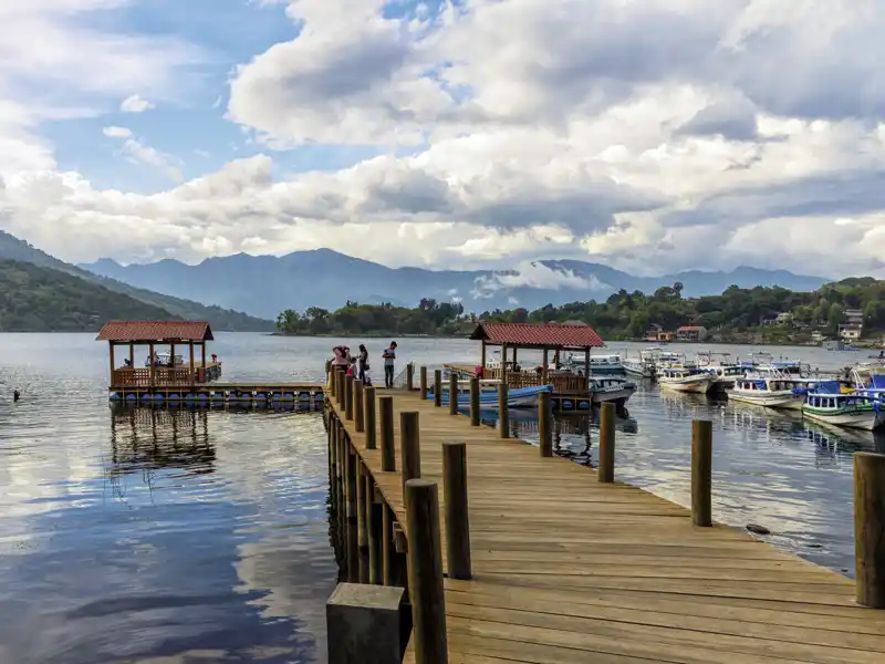 Auf unserer Marco Polo Reise durch Guatemala und El Salvador verbringen wir zwei Tage am Lago de Atitlán, für viele der schönste See der Welt. Wir unternehmen eine Bootsfahrt und erkunden Santiago Atitlán und San Juan La Laguna.