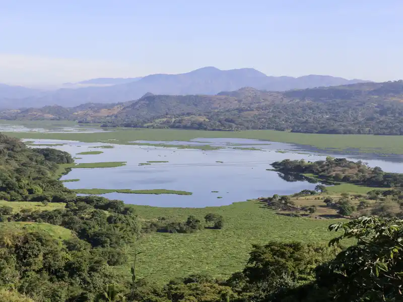 Auf unserer Reise durch Guatemala und El Salvador in der Mini-Gruppe übernachten wir in der Kolonialstadt Suchitoto, von der  man traumhafte Ausblicke auf den tief unterhalb liegenden Lago de Suchitoto hat.