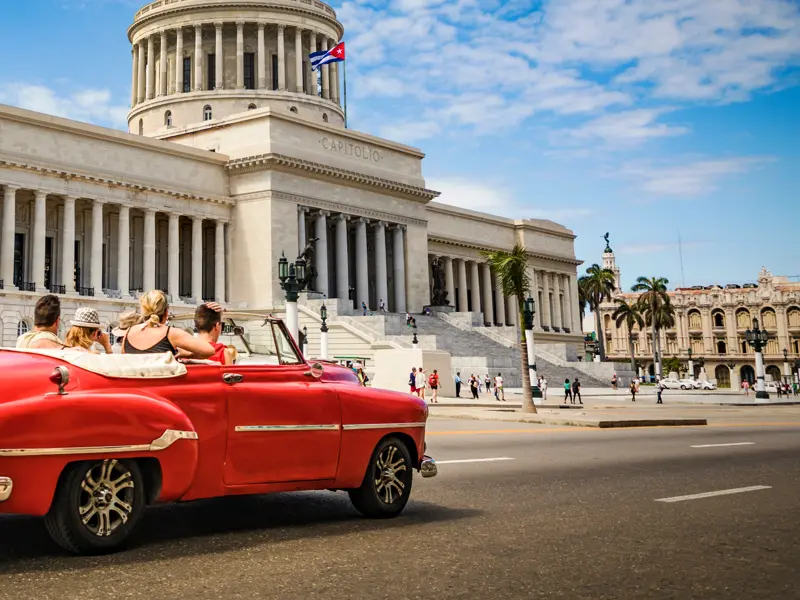 Auf unserer Reise in der Mini-Gruppe cruisen wir in liebevoll in Schuss gehaltenen Oldtimern durch Havanna, hier vor dem Capitolio.