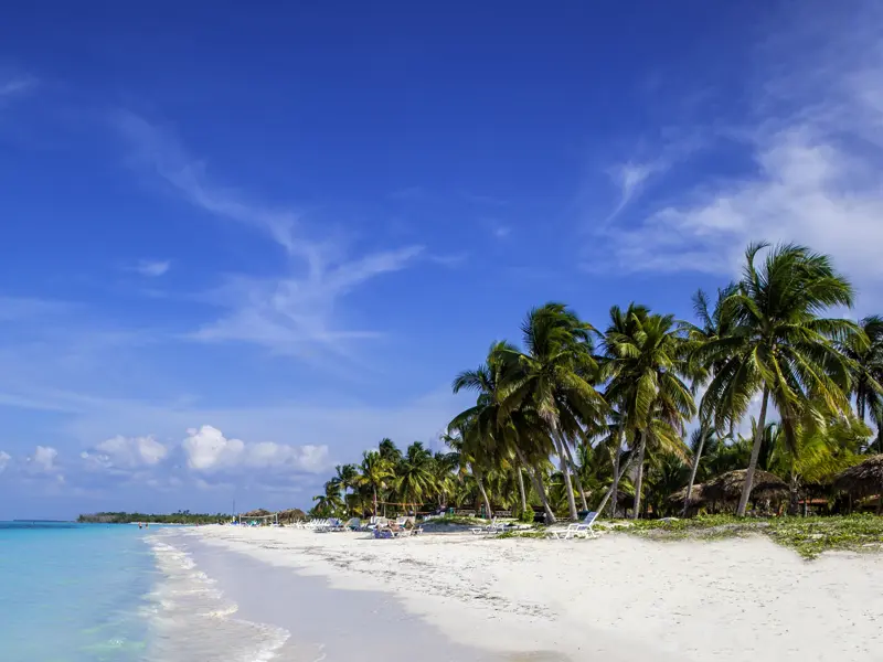 Weißer Sandstrand, türkisblaues Meer, Palmen: Auf unserer Rundreise durch Kuba genießen wir auf Cayo Iguana und Cayo Santa María Karibik-Feeling vom Feinsten.