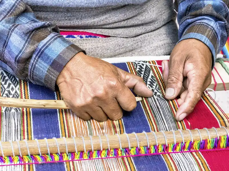 Klischee und Wirklichkeit zugleich: die farbenfrohen Textilien, die nach alter Tradition auf Handwebstühlen entstehen. Bei unserem Besuch im Heiligen Tal und in Cusco können wir zuschauen.