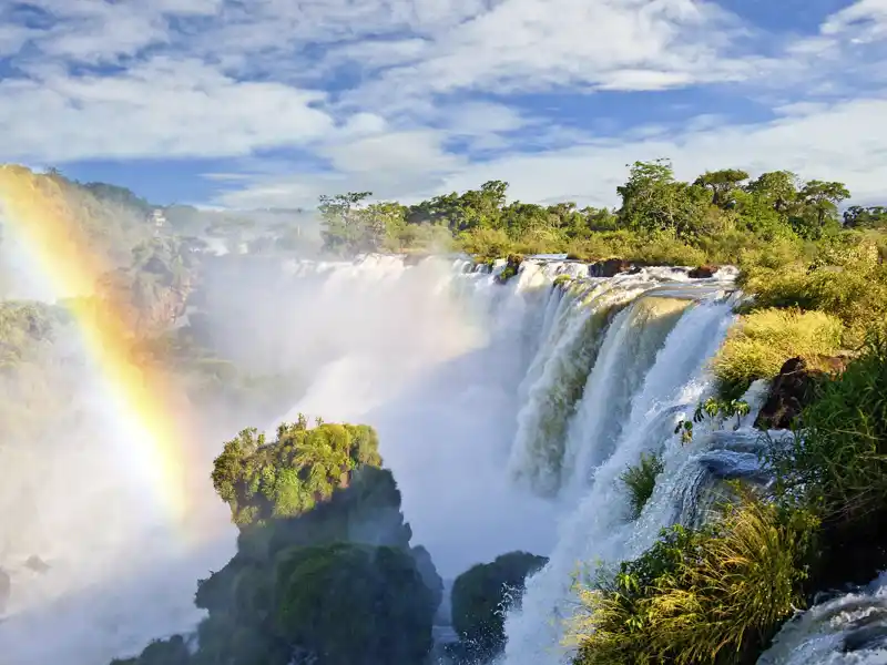 Auf dieser Marco Polo Reise durch Südamerika erkunden wir die Wasserfälle von Iguazú von der argentinischen und von der brasilianischen Seite aus.