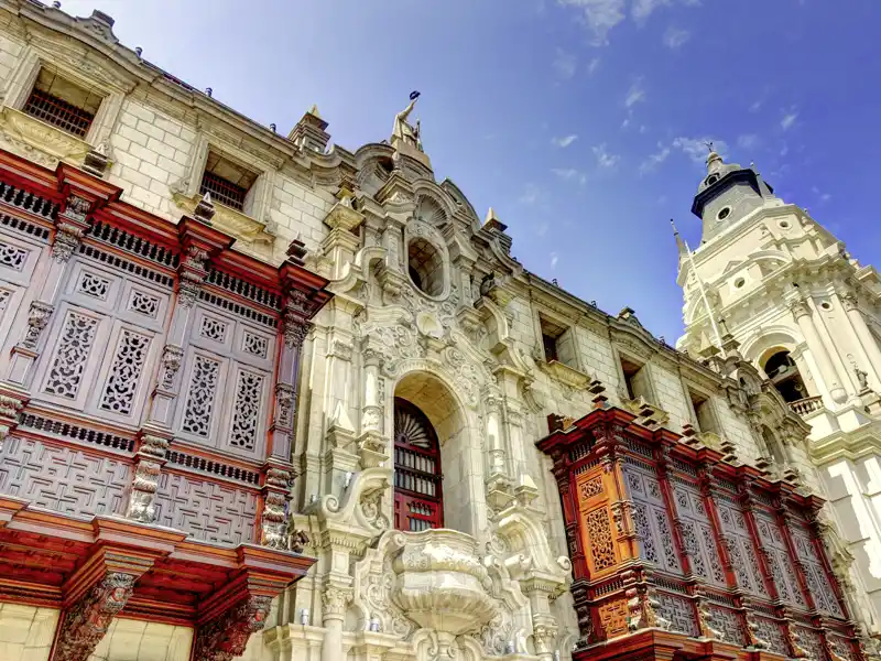 Unsere Marco Polo-Reise durch Südamerika beginnt in Lima, wo koloniales Flair die Plätze und Paläste in der Altstadt umweht. Wir schauen an der Plaza de Armas in der Kathedrale vorbei und erschaudern in den Katakomben.