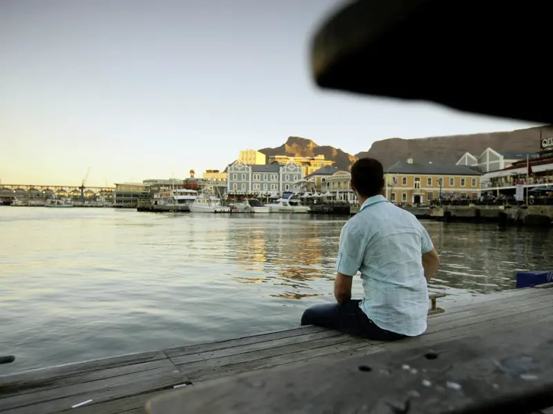 Wir bummeln durch das historische Zentrum von Kapstadt. Wie wäre es danach mit einem Abstecher zur Waterfront? Nah am Wasser und den Tafelberg im Blick, so lässt sich Südafrika auf unserer Rundreise genießen!