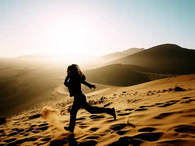 Auf Ihrer Rundreise mit Marco Polo durch Namibia ist die Zeit nach Sonnenaufgang die beste Zeit, um die Dünen des Sossusvlei zu besuchen.