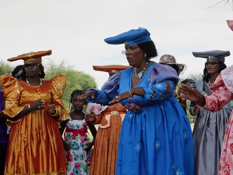 Auf Ihrer Rundreise mit Marco Polo durch Namibia begegnen Ihnen vielleicht auch Herero-Frauen in ihrer traditionellen Tracht.