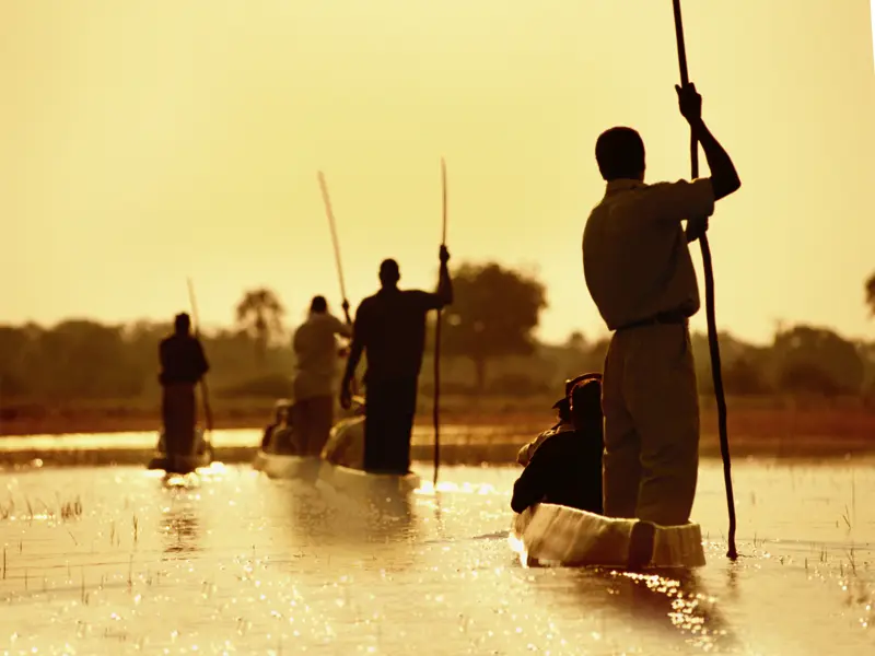 Aufunserer Reise in kleiner Gruppe durch Botswana werden wir von Einheimischen zur Fahrt mit dem Mokoro abgeholt.