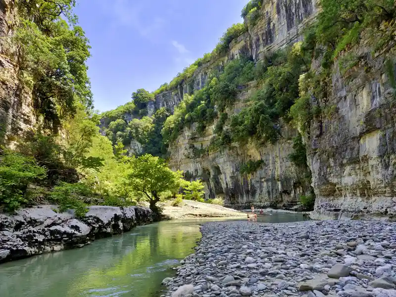 Wir wandern gemeinem in der Gruppe hinunter in den Osumi-Canyon