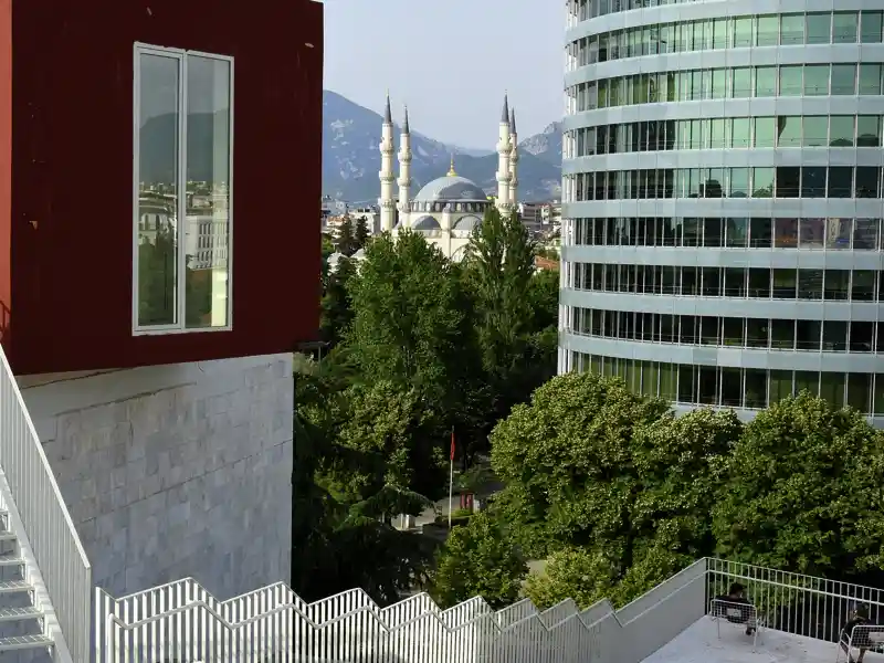 Die Reise beginnt in der Hauptstadt Piramida, wo wir vom Dach der Piramida einen tollen Ausblick haben