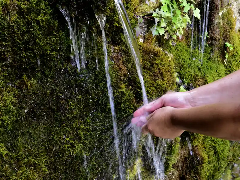 In den Bergen Albaniens treffen wir auch auf Quellen, aus denen herrlich kühles Trinkwasser sprudelt