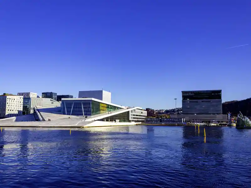 Reiseauftakt ist in Oslo, wo die neue Skyline am Oslofjord mit Hinguckern wie dem Opernhaus und dem neuen Munch-Museum aufwartet