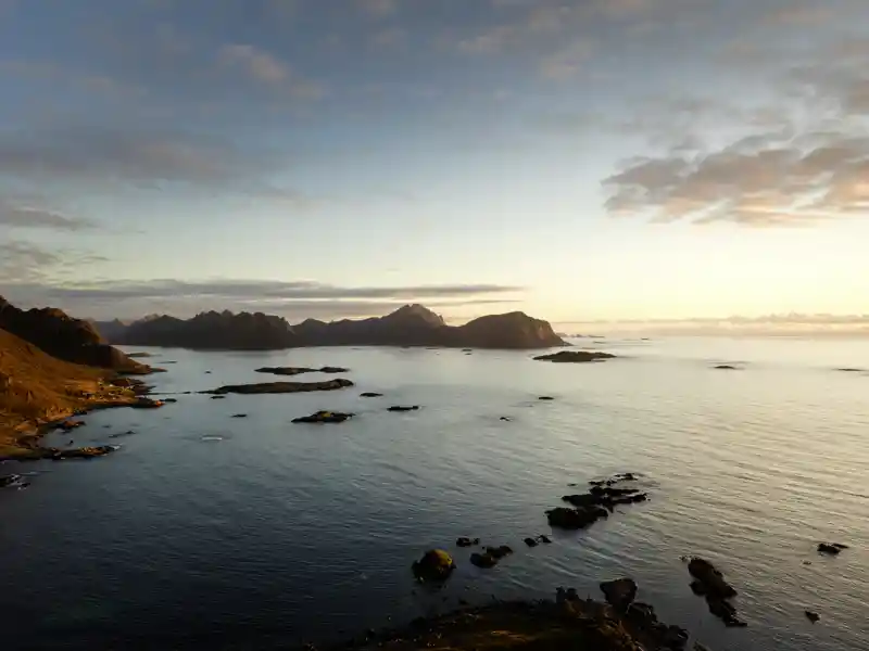 Die Mittsommernacht taucht die Inselgruppe der Lofoten in ein unbeschreibliches Licht.