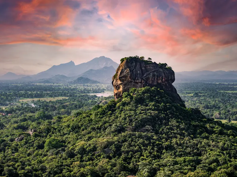 Früh aufstehen heißt es auf unserer YOUNG LINE Rundreise durch Sri Lanka, wenn wir die Felsenfestung von Sigiriya besteigen.