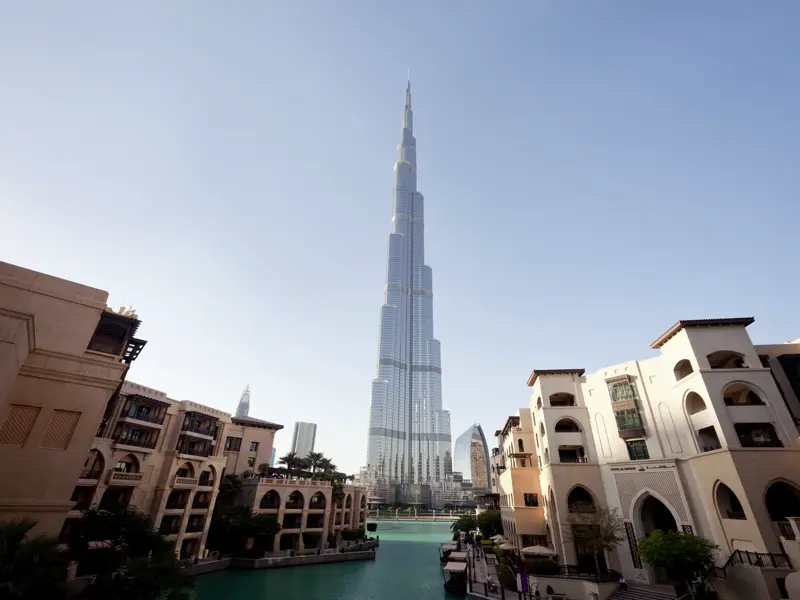 In Dubai  ragt der Burj Khalifa 828 m in den Himmel: Weltrekord! Gerahmt wird der Superlativ von rund 250 Wolkenkratzern. Auf unserer Marco Polo Mini-Gruppen-Reise haben Sie die Gelegenheit, im Rahmen eines zubuchbaren Ausflugs auf die Aussichtsplattform im 124. Stock zu fahren.