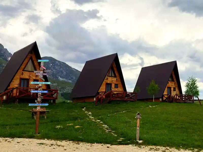 Nahe Zabljak erwartet uns Hüttenromantik: ein Ethnodorf inmitten der wilden Schönheit des Durmitor-Nationalparks in Montenegro.