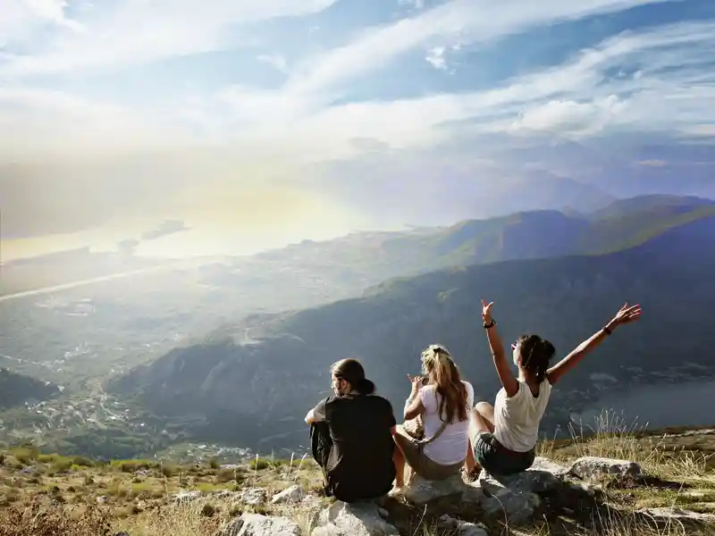 Am 5. Tag der Marco Polo Rundreise genießen wir im Lovcen-Nationalpark den Blick ins Tal und auf die Bucht von Kotor.