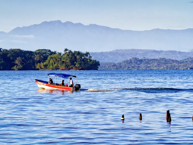 Inklusive auf unserer YOUNG LINE Rundreise durch Panama: ein Bootsausflug zurm Schnorcheln und Schwimmen vor Bocas del Toro.