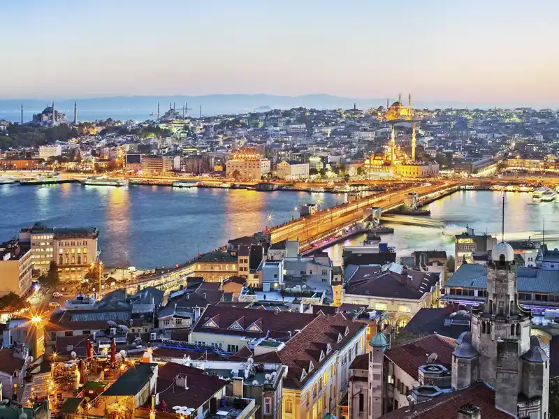 Genießen Sie auf Ihrer individuellen Städtereise den Ausblick von einer der schönen Dachterrassen auf die beleuchtete Stadt Istanbul mit ihren Sehenswürdigkeiten. Ihr lokaler Guide gibt Ihnen gerne einen Tipp!