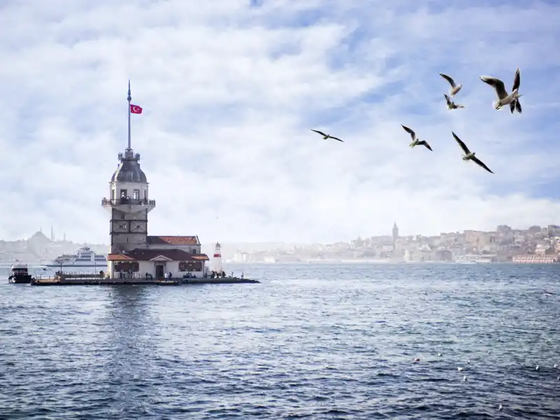 Immer wieder zieht es Sie während Ihres Aufenthalts in Istanbul an den Bosporus, der wie die große Hauptstraße der Stadt wirkt - so bei einer Bootsfahrt oder beim Besuch auf der asiatischen Seite. In der Nähe sehen Sie auch den Mädchenturm auf seiner Insel.