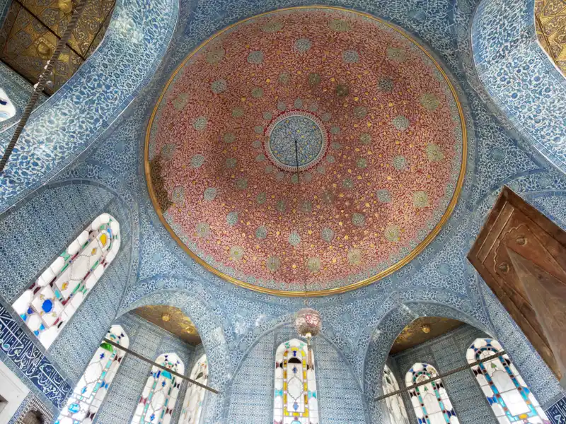 Beim Besuch des Topkapi-Palastes auf Ihrer individuellen Städtereise nach Istanbul können Sie die prachtvollen Kuppelsäle mit farbenfrohen Kacheln und Ornamenten bewundern.