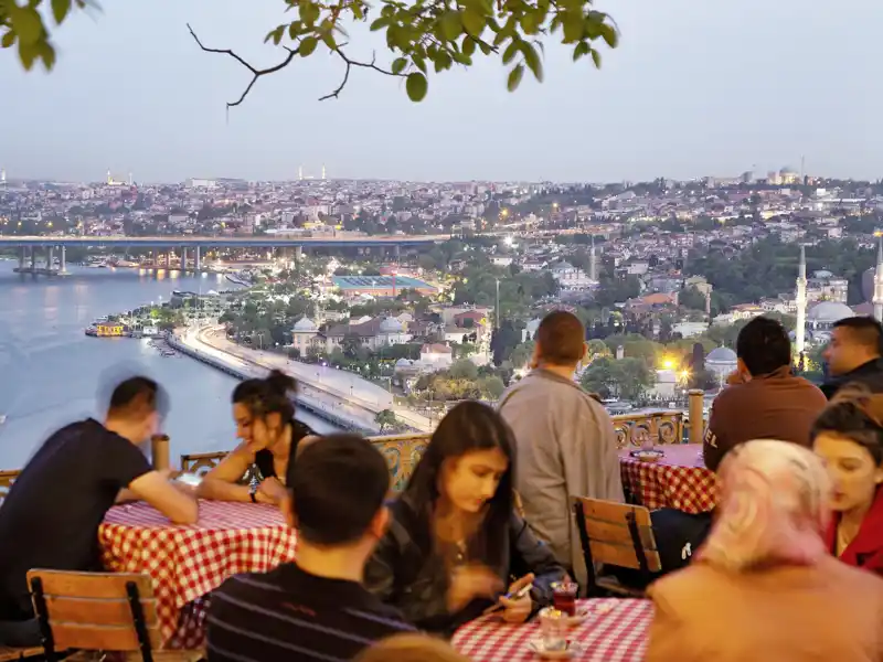 Genießen Sie auf Ihrer individuellen Städtereise den Ausblick auf die beleuchtete Stadt Istanbul am Abend  mit ihren Sehenswürdigkeiten und auf den Bosporus.