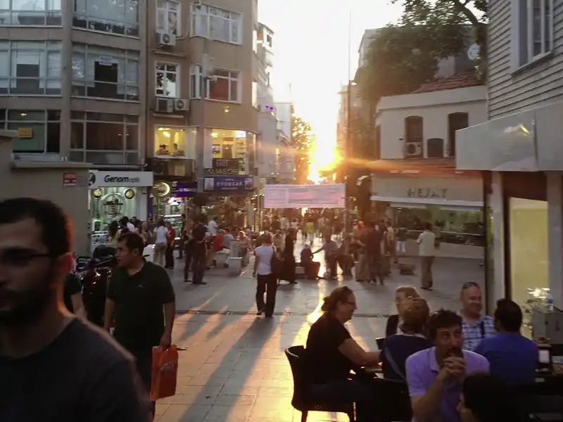 Mit Ihrem Scout schlendern Sie durch die belebten Straßen Istanbuls und genießen die authentische Atmosphäre.