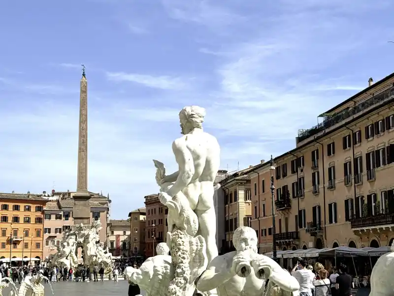 Kunst und Schönheit, wohin man schaut: Ihr Marco Polo führt Sie auf Ihrer individuellen Städtereise durch die Gassen Roms - unter anderem zu den schönen Brunnen auf der Piazza Navona.