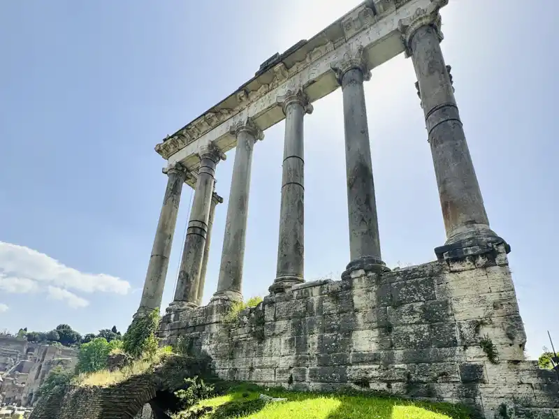 Kunst und Antike, wohin man schaut: Ihr Marco Polo Scout lotst Sie auf Ihrer individuellen Städtereise gekonnt durch die Gassen Roms - unter anderem zu den antiken Säulen des Forum Romanum.