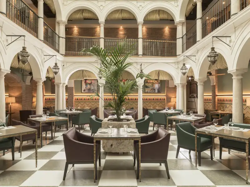 Auf Ihrer individuellen Mietwagen-Rundreise durch Andalusien  haben Sie die Wahl zwischen drei verschiedenen Hotelkategorien, davon einmal Paradores. Hier sehen Sie das Boutique-Hotel Palacio Solecio in Málaga.