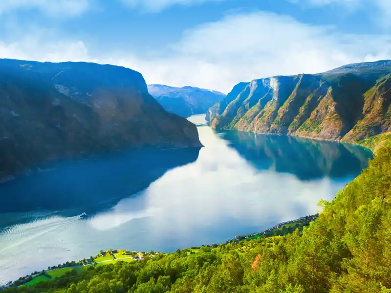 Genießen Sie die Kreuzfahrt auf dem wunderschönen Sognefjord.