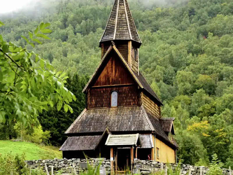 Typische Stabkirchen werden Sie während Ihrer Mietwagenreise überall sehen. Stabkirchen sind aus einer Konstruktion aus tragenden Stäben und Säulen.