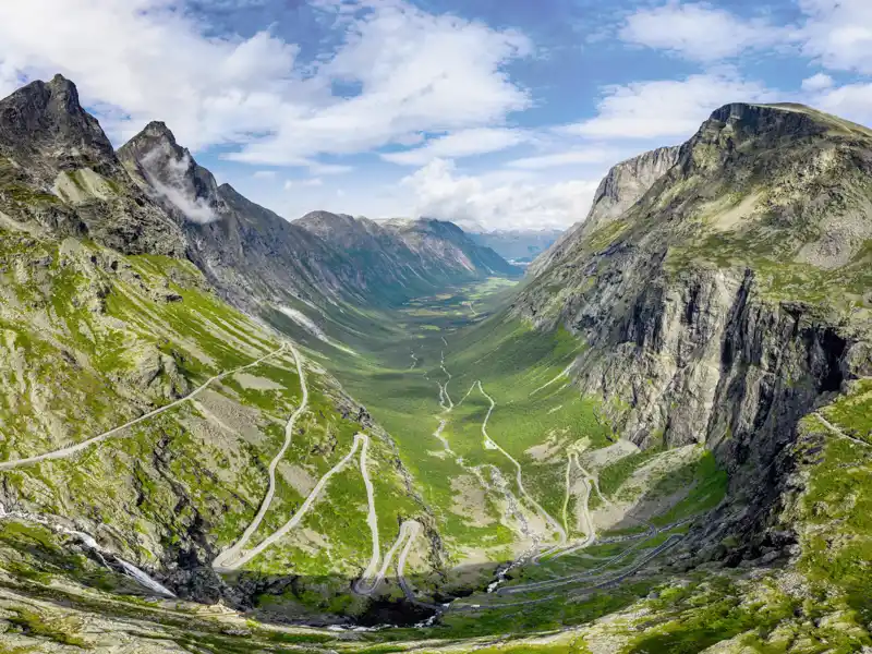 Auf dieser individuellen Reise mit dem Mietwagen ins Fjordland Norwegens liegt auch die legendäre Passstraße Trollstigen auf Ihrer Route.