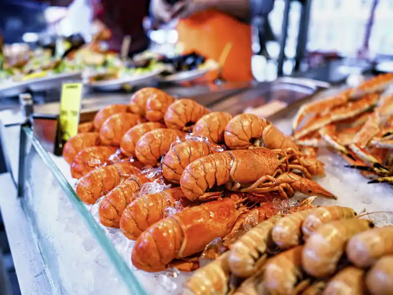 Beim Gang über den Fischmarkt gibt's viel Fangfrisches zu sehen.