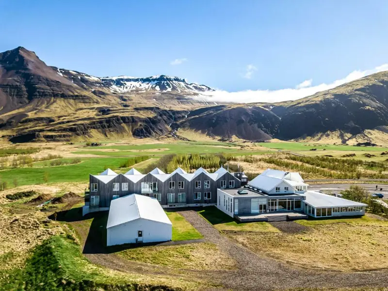 Auf Ihrer individuellen Mietwagenreise durch Island gibt es viele Hotels, die eine spektakuläre Lage haben. Sie übernachten im Vatnajökull Fosshotel in Höfn.