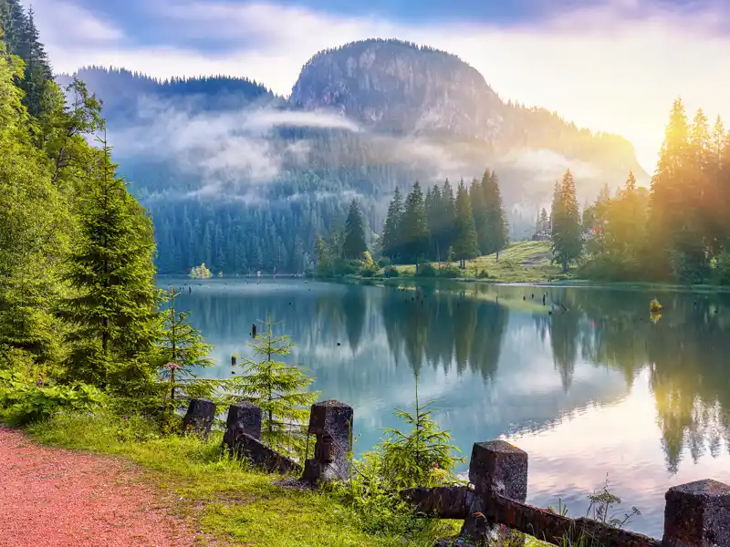 Auf Ihrer individuellen Rundreise durch Rumänien machen Sie in den Ostkarpaten Pause am Roten See und an der Bicazklamm. Warum der See auch "Mördersee" heißt, verrät Ihnen Ihr Scout.