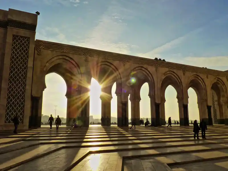 Ein Höhepunkt auf Ihrer Rundreise durch Marokko: die riesige Hassan-II-Moschee in Casablanca. Das Geschenk des Königs an sein Volk ist eines der größten muslimischen Gotteshäuser der Welt.