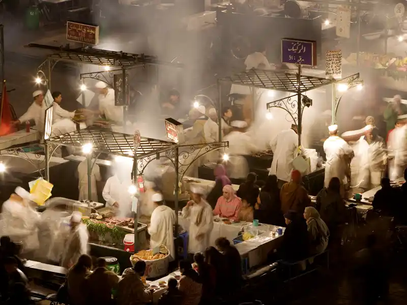 Ein besonderes Erlebnis auf Ihrer individuellen Rundreise durch Marokko - der Nachtmarkt Djemaa-el-Fna in Marrakesch: Hier finden Sie Märchenerzähler, Schlangenbeschwörer, Fakire und natürlich jede Menge Open-Air-Küchen.