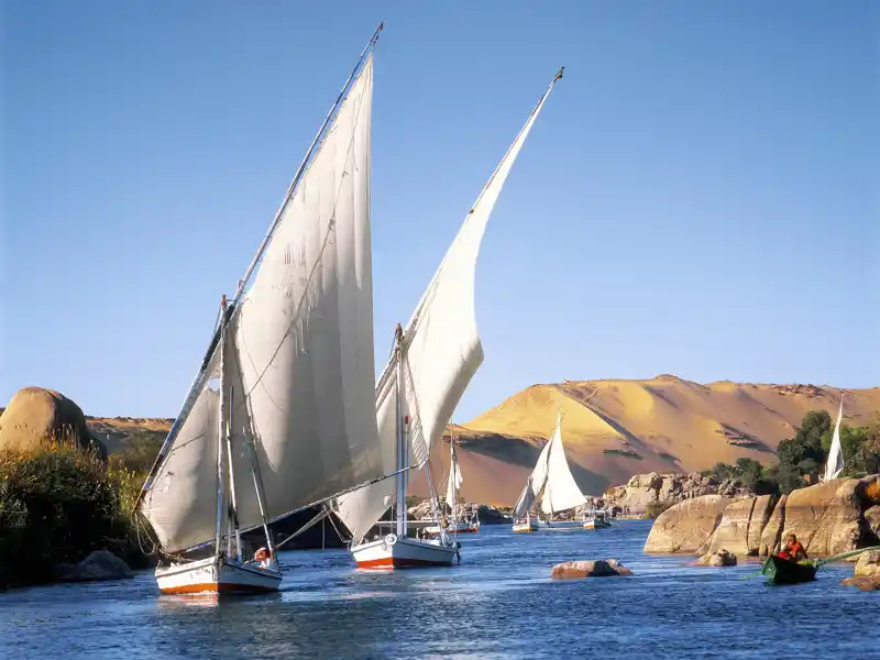 Auf Ihrer individuellen Rundreise durch Ägypten steigen Sie auch selbst einmal in eine Feluke um und segeln auf dem Nil.