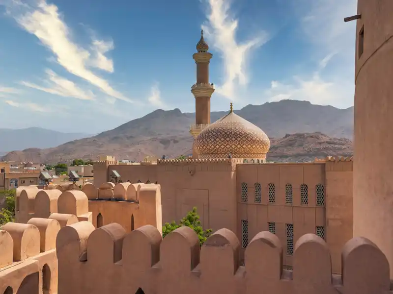 Der Turm des Forts ist das höchste Gebäude in Nizwa. Der Blick schweift über die Neu- und die Altstadt, die Gärten und Lehmhäuser bis hinüber zu den Bergen.