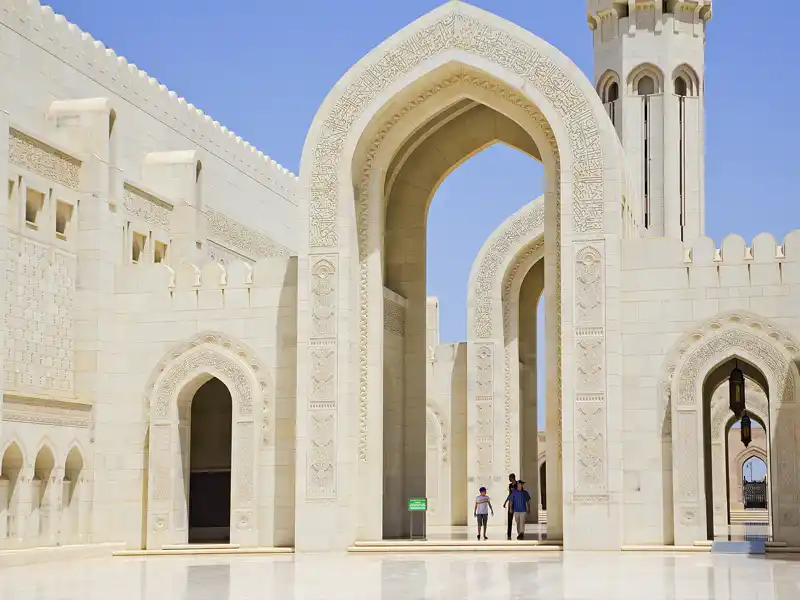 Ein Highlight Ihrer individuellen Reise durch den Oman ist der Besuch der Sulatan-Qaboos-Moschee in Maskat.