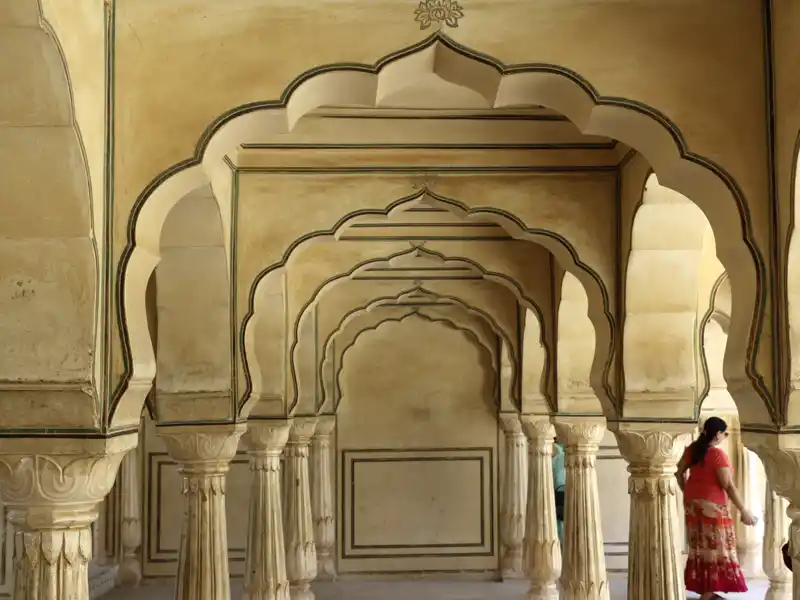 Bei Ihrem Besuch in Jaipur besichtigen Sie auch das Amber Fort. Es ist ein beeindruckendes Bauwerk mit unzähligen Bogengängen, kleinen Gärten, versteckten Nischen und prachtvollen Verzierungen.