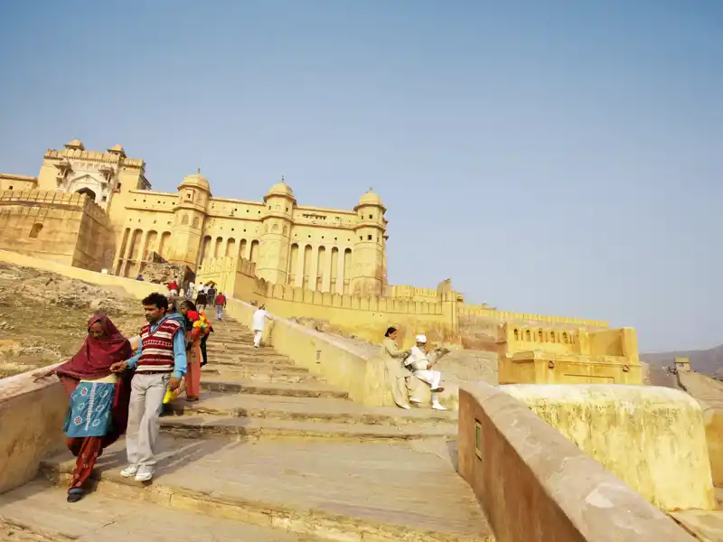 Auf Ihrer individuellen Rajasthanreise besichtigen Sie auch Fort Amber bei Jaipur in Rajasthan. Die aus honiggelbem Sandstein erbaute Festung thront auf einem Hügel.