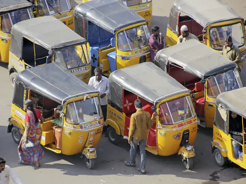 Die gelben Tuk-Tuks sind ein beliebtes Fortbewegunsmittel in Indien und bestimmen an vielen Orten das Straßenbild. Auf Ihrer Rundreise durch Südindien werden Sie sie bestimmt oft zu sehen bekommen.