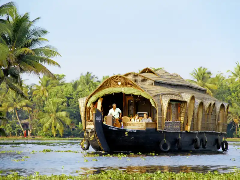 Sie übernachten während Ihrer Rundreise auf einem typischen Hausboot in den Backwaters von Kerala. Genießen Sie die märchenhafte Lagunenlandschaft und die Fahrt über den Vembanad-See.